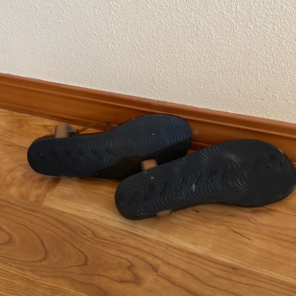 Clarks flip flops - W 10 (see pics/details for condition) - Picture 3 of 4